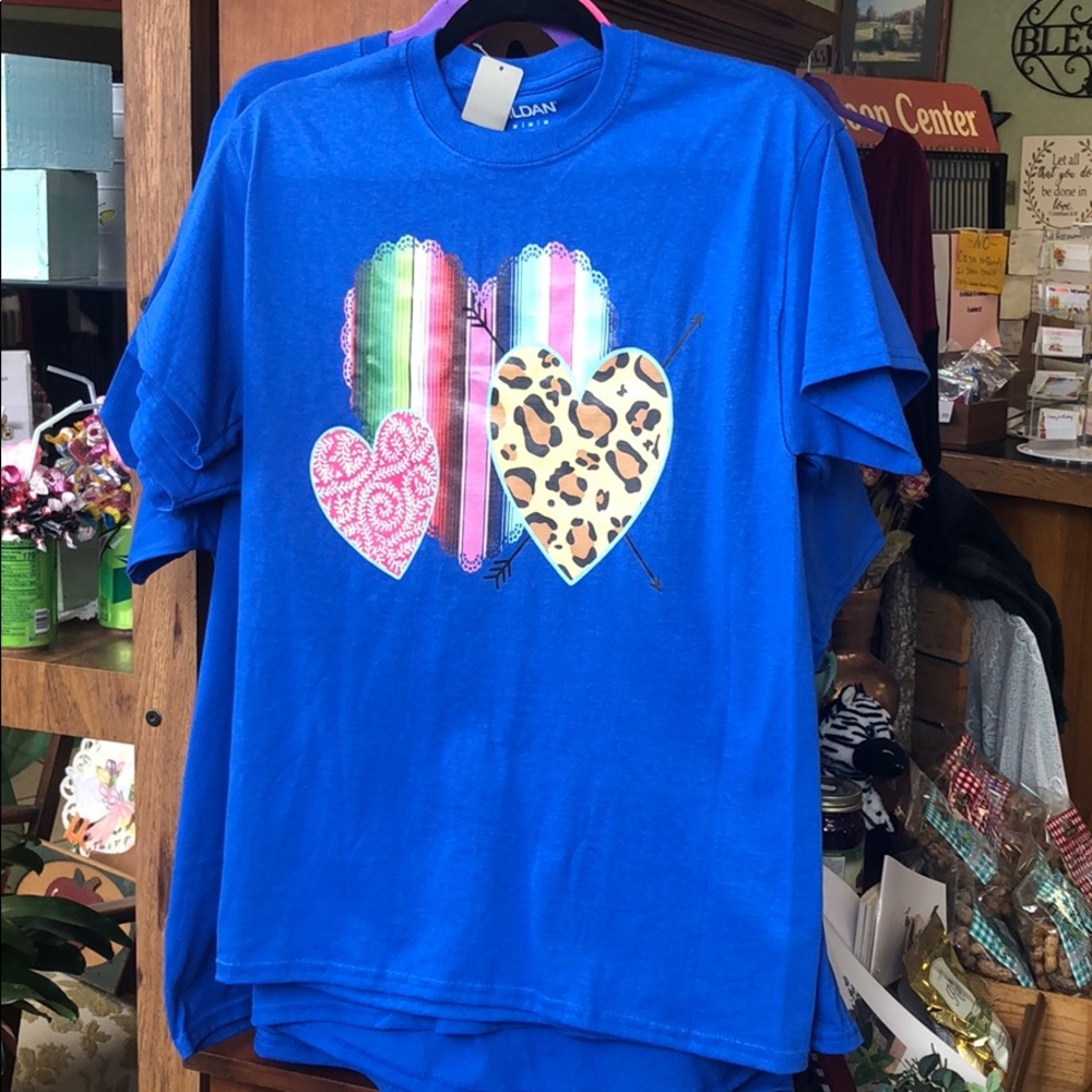 NWT GILDAN HEART TEE